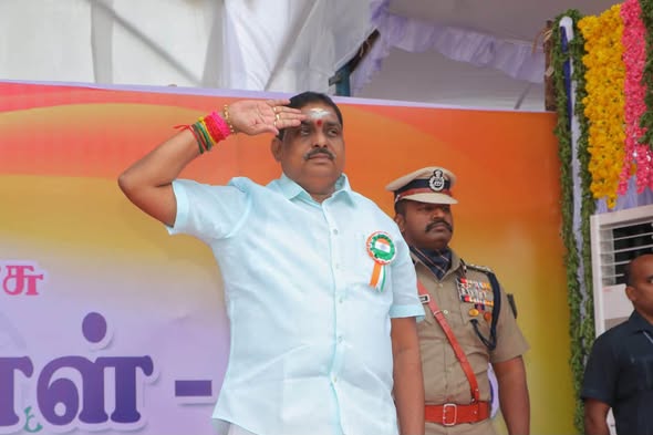 புதுச்சேரியில் 80-வது சுதந்திர தின விழா: தேசியக் கொடியை ஏற்றினார் முதலமைச்சர் ரங்கசாமி - படம் 2