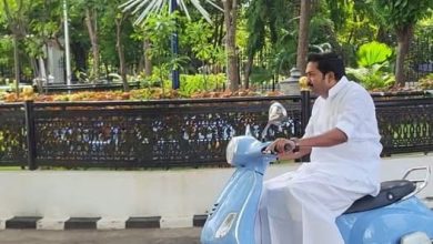 புதுச்சேரி: அரசு காருக்கு ஓட்டுநர் இல்லை! இருசக்கர வாகனத்தில் சட்டப்பேரவைக்கு வந்த ஆளும் கட்சி எம்.எல்.ஏ. வையாபுரி மணிகண்டன்