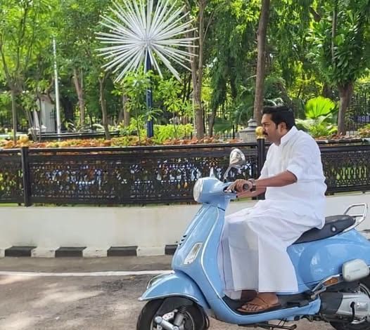 புதுச்சேரி: அரசு காருக்கு ஓட்டுநர் இல்லை! இருசக்கர வாகனத்தில் சட்டப்பேரவைக்கு வந்த ஆளும் கட்சி எம்.எல்.ஏ. வையாபுரி மணிகண்டன்