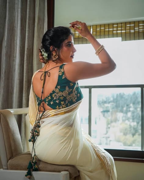 பாரம்பரிய கேரள கசாவு புடவையில் நடிகை சாக்ஷி அகர்வால்: இணையத்தை ஈர்க்கும் ஓணம் சிறப்பு போட்டோஷூட்! - படம் 2