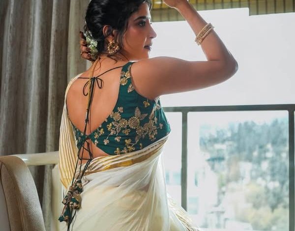 பாரம்பரிய கேரள கசாவு புடவையில் நடிகை சாக்ஷி அகர்வால்: இணையத்தை ஈர்க்கும் ஓணம் சிறப்பு போட்டோஷூட்!