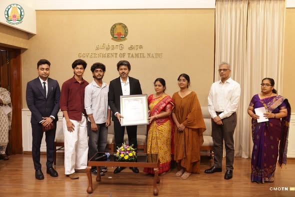 மறைந்த தலைமை ஆசிரியர் குடும்பத்தினரிடம் ‘சர்வோத்தம் ஜீவன் ரக்ஷா’ விருதை வழங்கினார் முதலமைச்சர்!