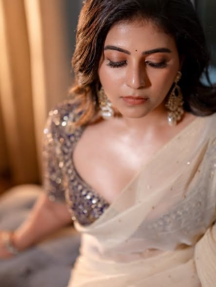 சேலையில் கவிதை போல் மிளிரும் அஞ்சலி: இணையத்தில் வைரலாகும் புதிய புகைப்படங்கள்! - படம் 2