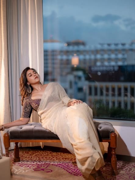 சேலையில் கவிதை போல் மிளிரும் அஞ்சலி: இணையத்தில் வைரலாகும் புதிய புகைப்படங்கள்! - படம் 4