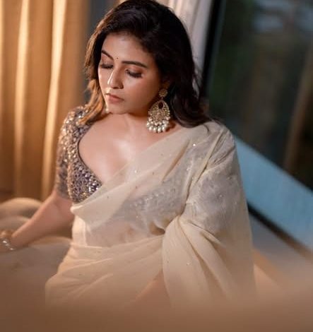 சேலையில் கவிதை போல் மிளிரும் அஞ்சலி: இணையத்தில் வைரலாகும் புதிய புகைப்படங்கள்!