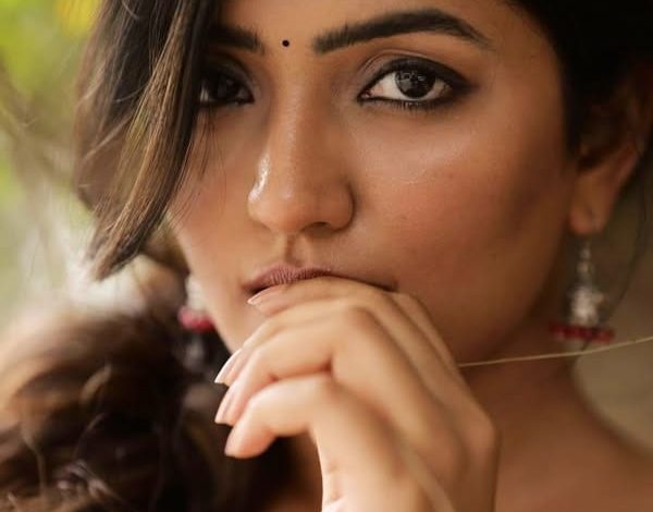 கண்களால் வசீகரிக்கும் ஈஷா ரெப்பா: இணையத்தில் வைரலாகும் புதுப்பொலிவு புகைப்படங்கள்!