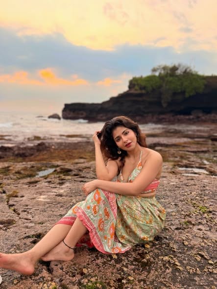 ஆரஞ்சு வானத்தின் அழகில் மனதை மயக்கும் ஐஸ்வர்யா மேனன்: இணையத்தில் வைரலாகும் புதிய புகைப்படத் தொகுப்பு! - படம் 2