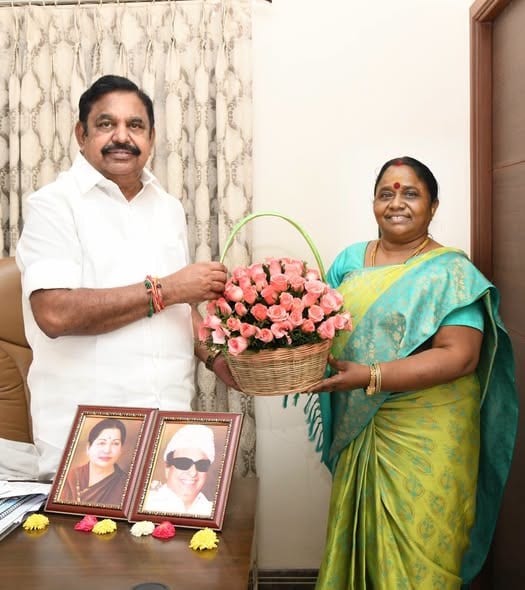 எடப்பாடி பழனிசாமியை நேரில் சந்தித்து வாழ்த்து பெற்ற அதிமுக வேட்பாளர்கள் கணிதா சம்பத், பானுமதி! - படம் 2