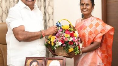 எடப்பாடி பழனிசாமியை நேரில் சந்தித்து வாழ்த்து பெற்ற அதிமுக வேட்பாளர்கள் கணிதா சம்பத், பானுமதி!