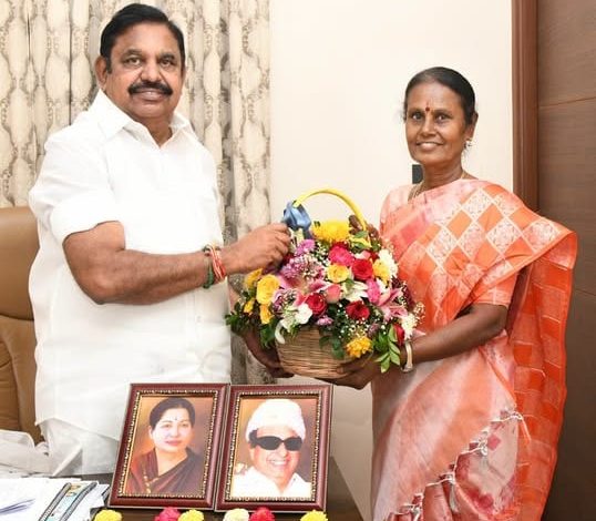 எடப்பாடி பழனிசாமியை நேரில் சந்தித்து வாழ்த்து பெற்ற அதிமுக வேட்பாளர்கள் கணிதா சம்பத், பானுமதி!