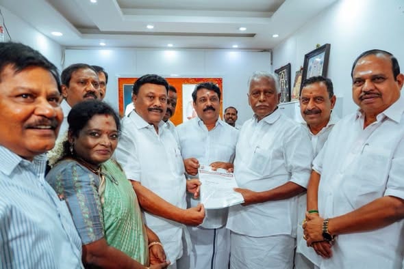 சட்டமன்ற இடைத்தேர்தல்: பாஜக ஆதரவு கோரி கமலாலயத்தில் அதிமுக மூத்த நிர்வாகிகள் கடிதம்!