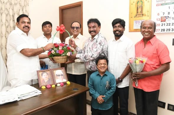 எடப்பாடி பழனிசாமியுடன் அதிமுக நட்சத்திரப் பேச்சாளர்கள் சந்திப்பு: தேர்தல் பிரச்சாரத்திற்கு வாழ்த்துப் பெற்றனர்! - படம் 2