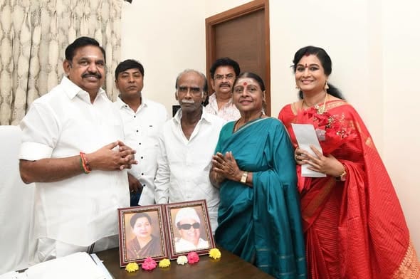 எடப்பாடி பழனிசாமியுடன் அதிமுக நட்சத்திரப் பேச்சாளர்கள் சந்திப்பு: தேர்தல் பிரச்சாரத்திற்கு வாழ்த்துப் பெற்றனர்! - படம் 3