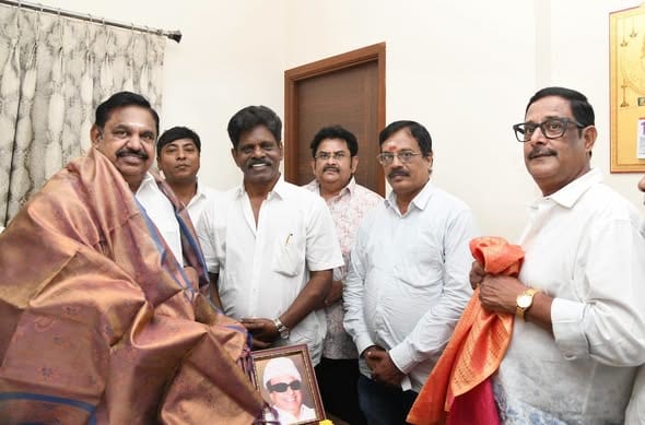 எடப்பாடி பழனிசாமியுடன் அதிமுக நட்சத்திரப் பேச்சாளர்கள் சந்திப்பு: தேர்தல் பிரச்சாரத்திற்கு வாழ்த்துப் பெற்றனர்!