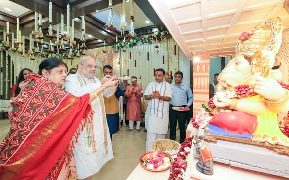 மகாராஷ்டிராவில் தேவேந்திர பட்னாவிஸ் இல்லத்தில் மத்திய அமைச்சர் அமித் ஷா கணபதி தரிசனம்!