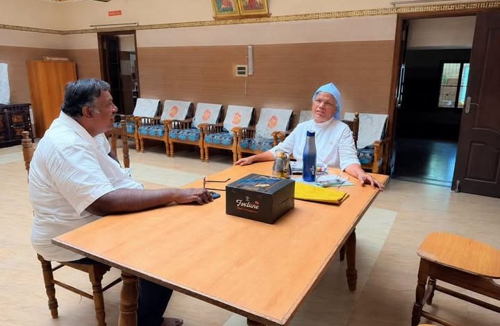 தட்டாஞ்சாவடி தொகுதி: இதயக் கல்லூரி தாளாளரிடம் ஆசி பெற்ற என்.ஆர்.காங்கிரஸ் வேட்பாளர் அசோக் ஆனந்த்!