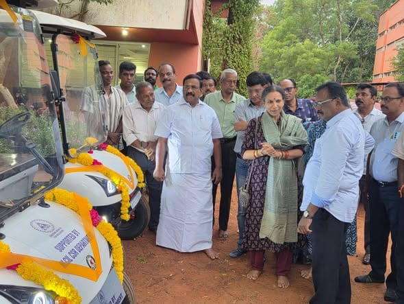 ஆரோவில் பார்வையாளர்களுக்காக ரூ.21 லட்சத்தில் 4 மின்சார வாகனங்கள்: எம்.பி. செல்வகணபதி துவக்கி வைத்தார்!