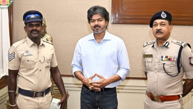 உயிரைப் பணயம் வைத்து கடத்தல்காரர்களைப் பிடித்த தலைமைக் காவலர் வேல்முருகன்: தலைமைச் செயலகத்திற்கு நேரில் அழைத்து முதலமைச்சர் பாராட்டு!
