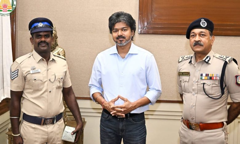 உயிரைப் பணயம் வைத்து கடத்தல்காரர்களைப் பிடித்த தலைமைக் காவலர் வேல்முருகன்: தலைமைச் செயலகத்திற்கு நேரில் அழைத்து முதலமைச்சர் பாராட்டு!