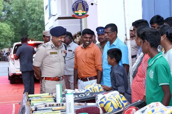 திருச்சி காவல்துறை சிறுவர் மன்றங்களுக்கு ரூ.1.28 லட்சம் மதிப்பிலான விளையாட்டு உபகரணங்கள்: டிஜிபி மகேஷ் குமார் அகர்வால் வழங்கினார்!