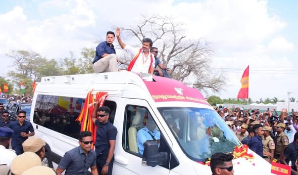 தாராபுரம் இடைத்தேர்தல் பரப்புரை: தமிழக வெற்றிக் கழகத் தலைவர் விஜய்க்கு உற்சாக வரவேற்பு! - படம் 2