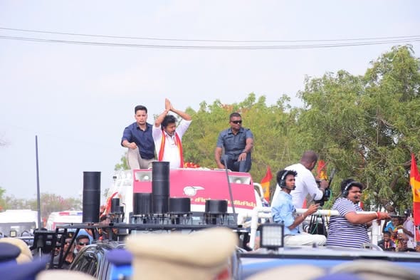 தாராபுரம் இடைத்தேர்தல் பரப்புரை: தமிழக வெற்றிக் கழகத் தலைவர் விஜய்க்கு உற்சாக வரவேற்பு! - படம் 4