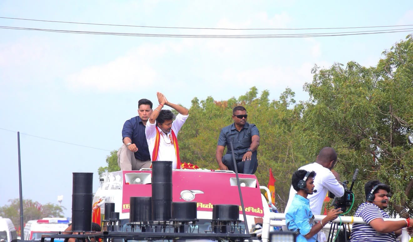தாராபுரம் இடைத்தேர்தல் பரப்புரை: தமிழக வெற்றிக் கழகத் தலைவர் விஜய்க்கு உற்சாக வரவேற்பு! - படம் 5