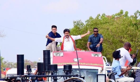 தாராபுரம் இடைத்தேர்தல் பரப்புரை: தமிழக வெற்றிக் கழகத் தலைவர் விஜய்க்கு உற்சாக வரவேற்பு!