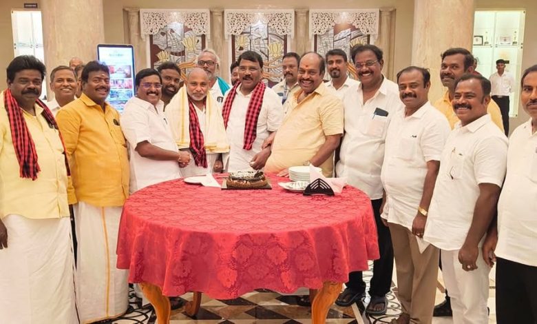 தட்டாஞ்சாவடி தேர்தல் பிரச்சாரத்தில் காலாப்பட்டு திமுக எம்.எல்.ஏ. பிறந்தநாள் கொண்டாட்டம்: ஜெகத்ரட்சகன், இரா.சிவா வாழ்த்து!