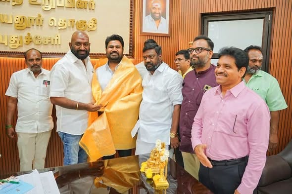 வில்லியனூர் தொகுதி எம்.எல்.ஏ ரவிகுமாரை நேரில் சந்தித்து வாழ்த்து: 'ரைசிங் புதுச்சேரி' புத்தகத்தை வழங்கிய ஜோஸ் சார்லஸ் மார்ட்டின்!