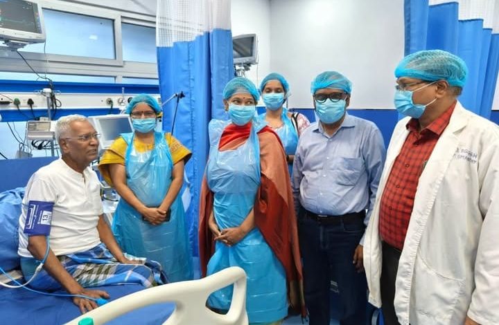 சென்னை ராஜீவ் காந்தி அரசு மருத்துவமனையில் சிகிச்சை பெறும் இந்திய கம்யூனிஸ்ட் பொதுச்செயலாளர் டி. ராஜாவை நேரில் சந்தித்து நலம் விசாரித்தார் கனிமொழி எம்பி!