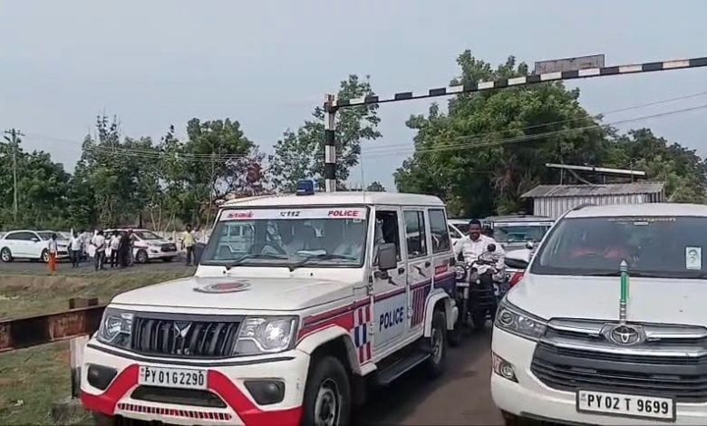 காரைக்காலில் நிலக்கரி சரக்கு ரயிலுக்காக அரை மணி நேரம் வெயிலில் காத்திருந்த உள்துறை அமைச்சர் நமச்சிவாயம்!