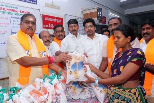 பிரதமர் மோடி பிறந்தநாள்: காரைக்கால் அரசு மருத்துவமனையில் நோயாளிகளுக்கு ஊட்டச்சத்து தொகுப்புகள் வழங்கிய அமைச்சர் நமச்சிவாயம்!
