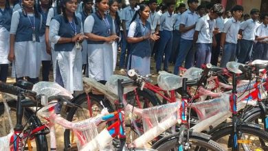 காரைக்கால் நிரவி அரசுப் பள்ளி மாணவர்களுக்கு இலவச மிதிவண்டிகள்: எம்எல்ஏ டி.கே.எஸ்.எம்.மீனாட்சிசுந்தரம் வழங்கினார்!