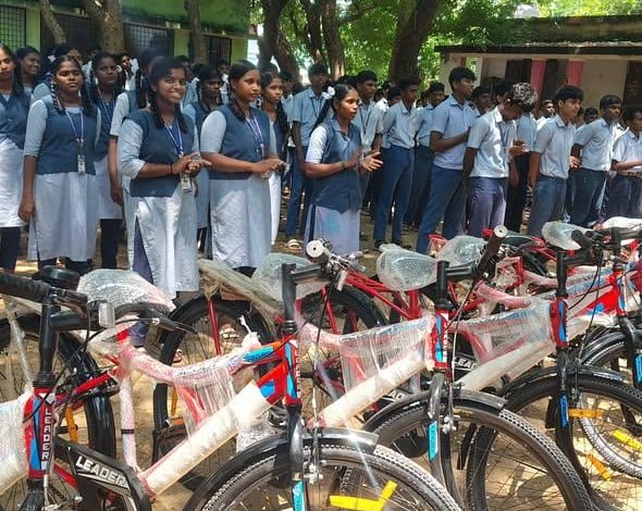 காரைக்கால் நிரவி அரசுப் பள்ளி மாணவர்களுக்கு இலவச மிதிவண்டிகள்: எம்எல்ஏ டி.கே.எஸ்.எம்.மீனாட்சிசுந்தரம் வழங்கினார்!