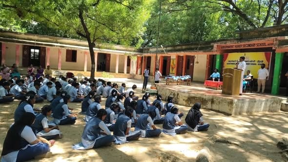 நிரவி அரசு மேல்நிலைப்பள்ளி மாணவர்களுக்கு மழைக்கோட் வழங்கிய எம்.எல்.ஏ. டி.கே.எஸ்.எம். மீனாட்சிசுந்தரம்!