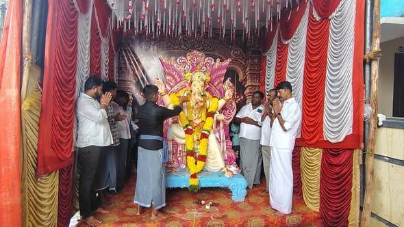 நிரவி–திருப்பட்டினம் ஸ்ரீ வெள்ளை விநாயகர் கோவில் சதுர்த்தி விழா: எம்எல்ஏ மீனாட்சிசுந்தரம் பங்கேற்பு!