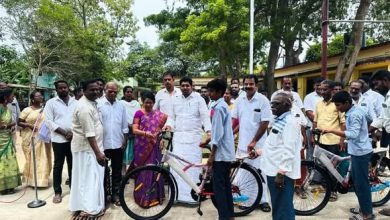 காரைக்கால் பூவம் அரசுப் பள்ளி மாணவர்களுக்கு இலவச மிதிவண்டி: எம்.எல்.ஏ. டாக்டர் விக்னேஸ்வரன் வழங்கினார்!