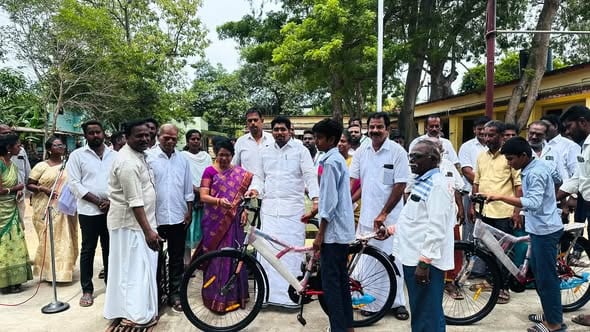 காரைக்கால் பூவம் அரசுப் பள்ளி மாணவர்களுக்கு இலவச மிதிவண்டி: எம்.எல்.ஏ. டாக்டர் விக்னேஸ்வரன் வழங்கினார்!