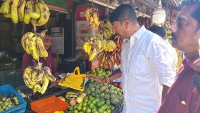 காரைக்கால் திருப்பட்டினத்தில் பிளாஸ்டிக் ஒழிப்பு விழிப்புணர்வு: பொதுமக்களுக்கு துணிப்பைகளை வழங்கிய எம்.எல்.ஏ. டி.கே.எஸ்.எம். மீனாட்சிசுந்தரம்!