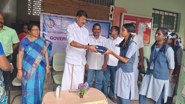 காரைக்கால் விழிதியூர் அரசுப் பள்ளி மாணவர்களுக்கு சீருடை, மழைக்கோட் வழங்கிய எம்.எல்.ஏ. மீனாட்சிசுந்தரம்!