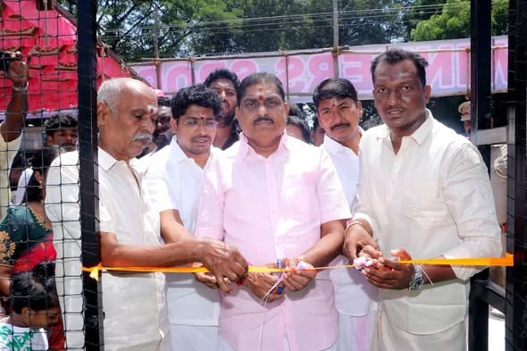 காரைக்காலில் புதிய டர்ஃப் விளையாட்டு மைதானம்: உள்துறை அமைச்சர் ஆ. நமச்சிவாயம் திறந்து வைத்தார்!