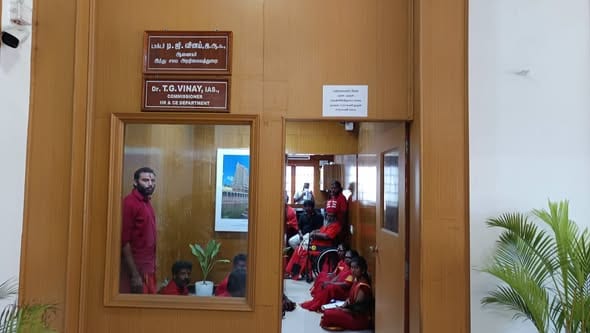மதுரை மீனாட்சியம்மன் கோயில் குடமுழுக்கில் தமிழில் பாட அனுமதி மறுப்பு: சென்னையில் ஓதுவார்கள் திடீர் உள்ளிருப்புப் போராட்டம்!