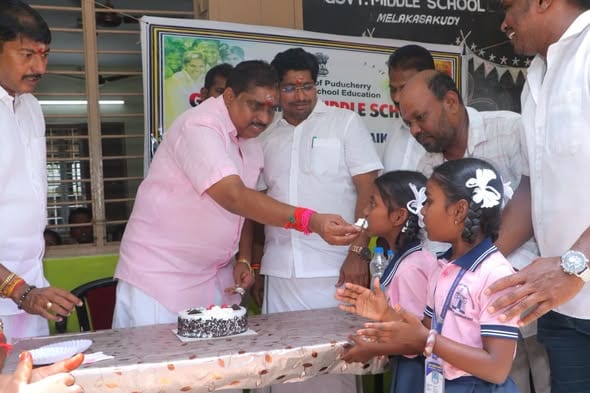 காரைக்காலில் பள்ளி மாணவர்களுடன் பிறந்தநாளை உற்சாகமாகக் கொண்டாடிய உள்துறை அமைச்சர் நமச்சிவாயம்!