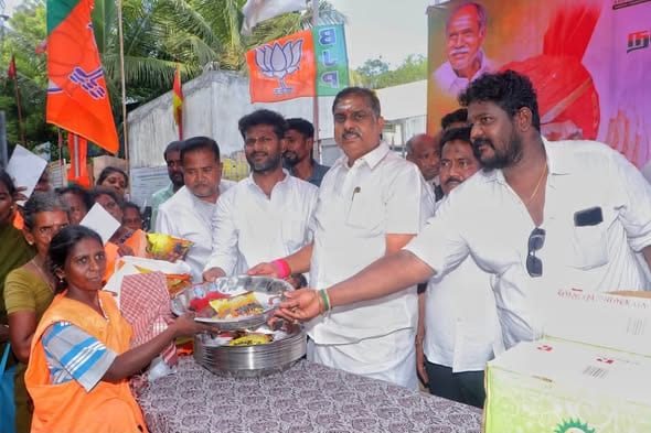 பிரதமர் மோடி பிறந்தநாள்: துப்புரவு பணியாளர்களுக்கு நலத்திட்ட உதவிகள் வழங்கிய அமைச்சர் நமச்சிவாயம்!