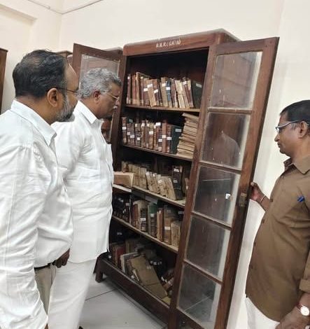 புதுச்சேரி ரோமன் ரோலண்ட் நூலகத்தில் அமைச்சர் பெ.ராஜவேலு திடீர் ஆய்வு: வாசகர்களிடம் குறைகளைக் கேட்டறிந்தார்!
