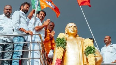 உசிலம்பட்டியில் பசும்பொன் முத்துராமலிங்கத் தேவர் சிலைக்கு நயினார் நாகேந்திரன் மலர் தூவி மரியாதை!