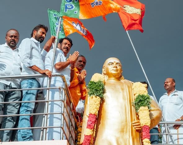 உசிலம்பட்டியில் பசும்பொன் முத்துராமலிங்கத் தேவர் சிலைக்கு நயினார் நாகேந்திரன் மலர் தூவி மரியாதை!