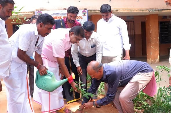 சந்தை புதுக்குப்பத்தில் 'தாயின் பெயரில் ஒரு மரம்' திட்டம்: மரக்கன்றுகளை நட்டு அமைச்சர் நமச்சிவாயம் தொடக்கம்!