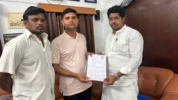 மேல காசாக்குடி அரசு நடுநிலைப் பள்ளி தேவைகள்: எம்.எல்.ஏ. விக்னேஸ்வரனிடம் தலைமை ஆசிரியர் கோரிக்கை மனு!